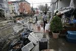 Ruth Dina Ticona er i gang med oprydningen efter Sandy i sin forhave til huset, der ligger ned til vandet i New York. 