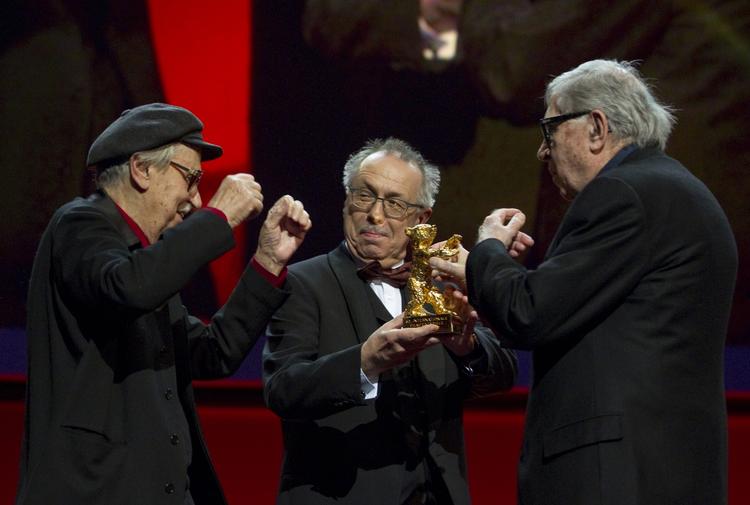 Prisvinder. Her modtager brødrene Taviani Guldbjørnen ved Berlinalen for filmen 'Cæsar skal dø'. Den har flere af de adspurgte instruktører valgt som et must-see på årets DOX-festival. 