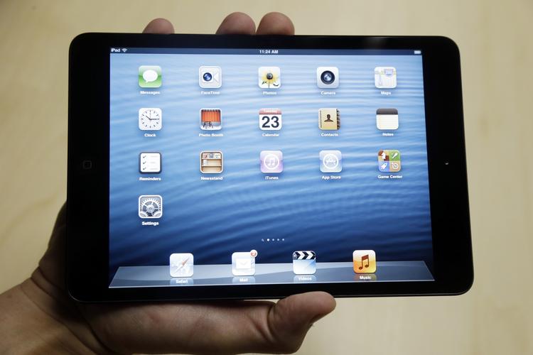 NYHED. Den er let og nem at håndtere mener en iPad Mini fan, som stod i kø for at få fingre i den i Sydney. 