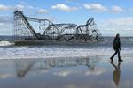STORMSKADER. Denne rutchebane stod på en mole i New Jersey. Sandy smadrede molen og efterlod skelettet af forlystelsen liggende i vandet. 