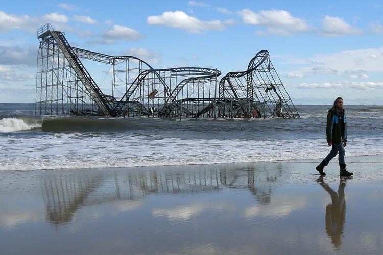 STORMSKADER. Denne rutchebane stod på en mole i New Jersey. Sandy smadrede molen og efterlod skelettet af forlystelsen liggende i vandet. 