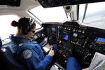 Pilot Rebecca Waddington tjekker flyets position på en GPS. 