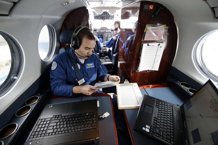 Andrew Halbach tjekker kort i det fly, som 'National Oceanic and Atmospheric Administration' har sat ind for at dokumentere skaderne efter orkanen Sandy. 