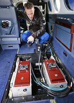Pilot Scott Price viser de computerstyrede kameraer inde i flyet. 