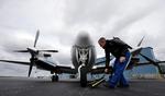 Luftfotoet er er taget fra dette fly. Det er 'National Oceanic and Atmospheric Administration', der dokumenterer skaderne ved hjælp af digitalkameraer. 