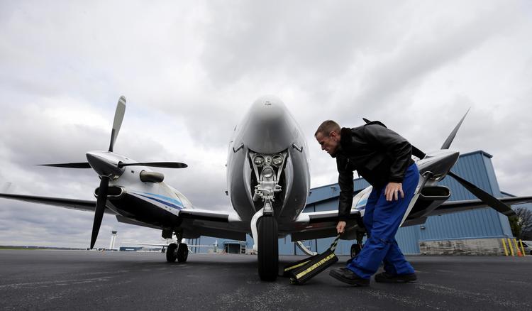 Luftfotoet er er taget fra dette fly. Det er 'National Oceanic and Atmospheric Administration', der dokumenterer skaderne ved hjælp af digitalkameraer. 