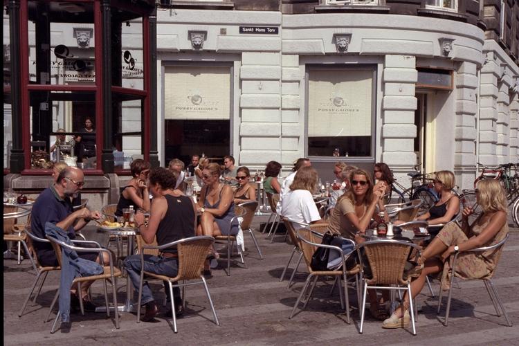 byrum. Skt. Hans Torv har haft stor effekt på opblomstringen af Elmegade, fortæller professor i byplanlægning, Jens Kvorning, i den bedste artikel i tidsskriftet Arkitektur DK. 