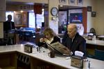 Vicepræsident  Joe Biden og hans søster Valerie Biden spiser morgenmad i Ross' 24 Hour Restaurant i Bettendorf, Iowa. 