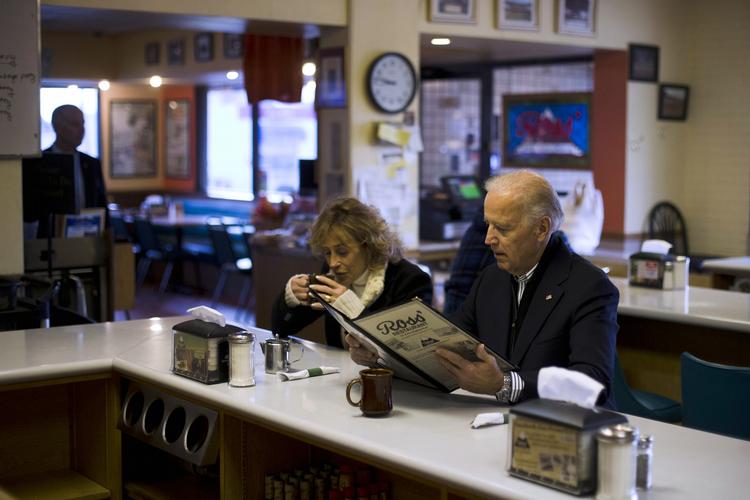 Vicepræsident  Joe Biden og hans søster Valerie Biden spiser morgenmad i Ross' 24 Hour Restaurant i Bettendorf, Iowa. 