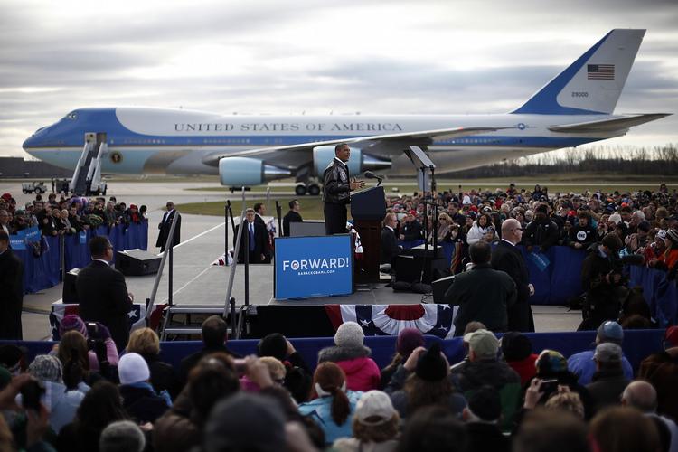 Præsident Barack Obama taler med Air Force One i baggrunden til et vælgermøde i Wisconsin. 