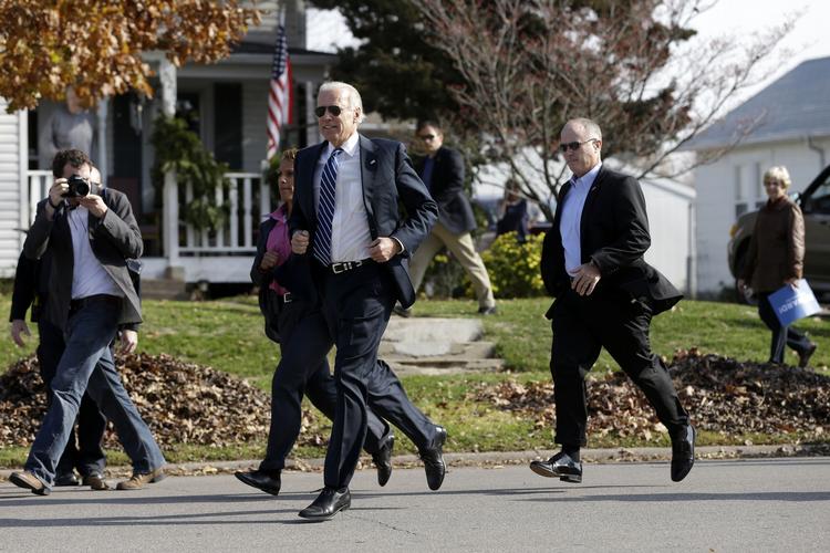 Vicepræsident Joe Biden løber over en vej for at hilse på skoleelever i Muscatine, Iowa. 