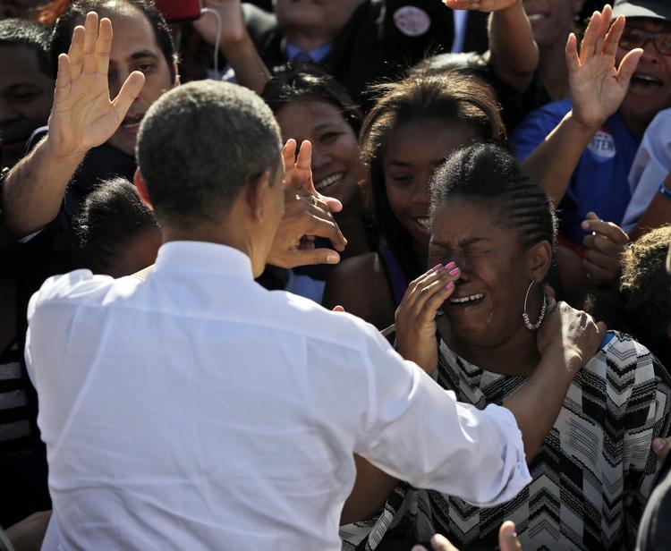 En kvinde græder efter at have hilst på præsident Barack Obama ved et vælgermøde i Las Vegas, Nevada. 