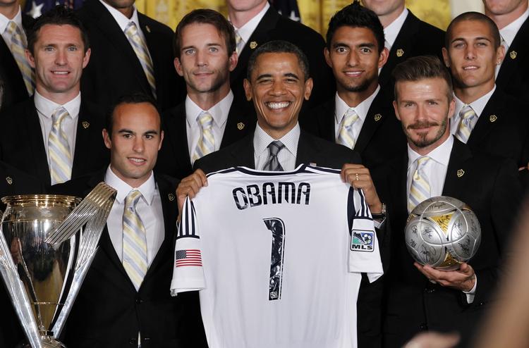 1-0. Barack Obamas vinderchance i valget er lige nu nøjagtig som et fodboldhold, der scorer kampens første mål midt i anden halvleg. Her ses præsidenten sammen med fodboldholdet Los Angeles Galaxy i maj i år. 