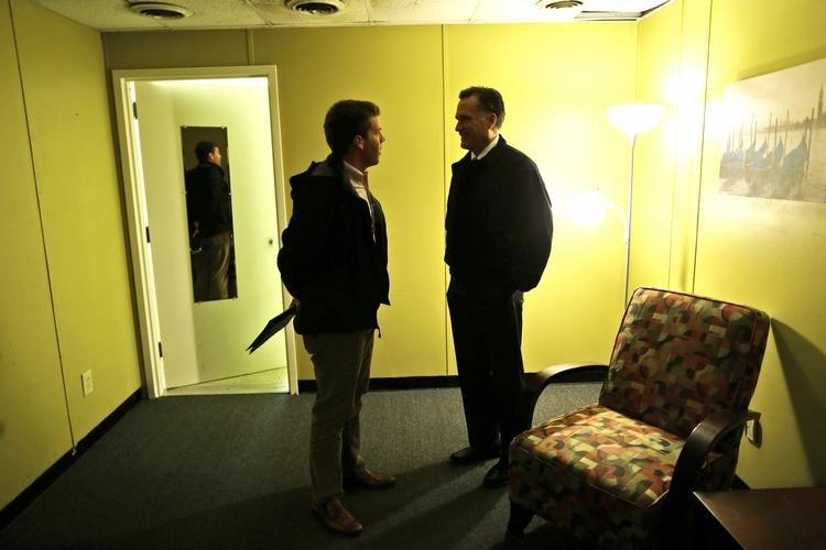 Mitt Romney og assistent Garrett Jackson venter på Romney skal tale ved et arrangement i Virginia Beach. 