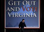 Mitt Romney på vej på talerstolen ved et vælgermøde i Virginia Beach. 