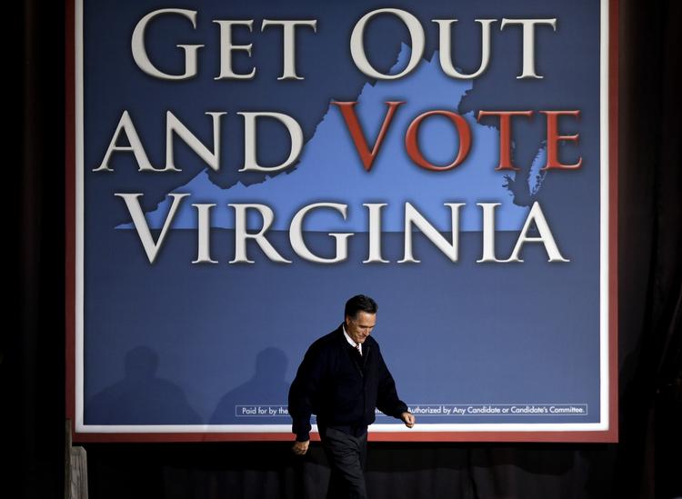 Mitt Romney på vej på talerstolen ved et vælgermøde i Virginia Beach. 