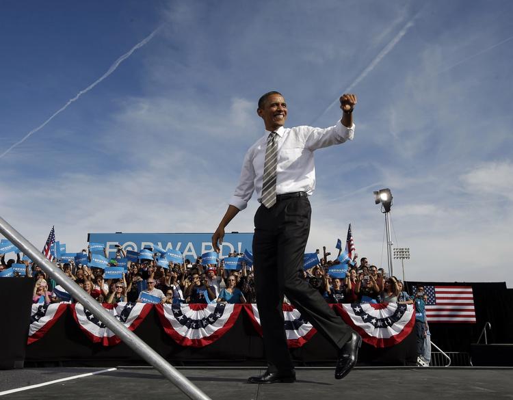 Præsident Barack Obama vinker til sine tilhængere ved et valgmøde i Cheyenne Sports Complex i Las Vegas, Nevada. 