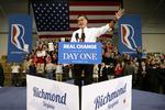 Mitt Romney vinker til sine tilhængere ved et vælgermøde i Meadow Event Park, Richmond. 