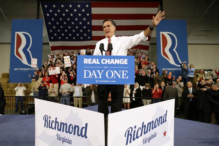 Mitt Romney vinker til sine tilhængere ved et vælgermøde i Meadow Event Park, Richmond. 