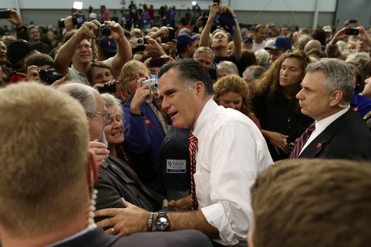 Mitt Romney taler med tilhængerne i Meadow Event Park i Virginias hovedstad, Richmond. 