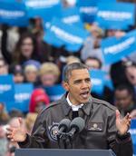 Præsident Barack Obama taler ved et vælgermøde på Austin Straubel International Airport i Green Bay, Wisconsin. En blazer er afløst af en pilotjakke i dagens anledning. 