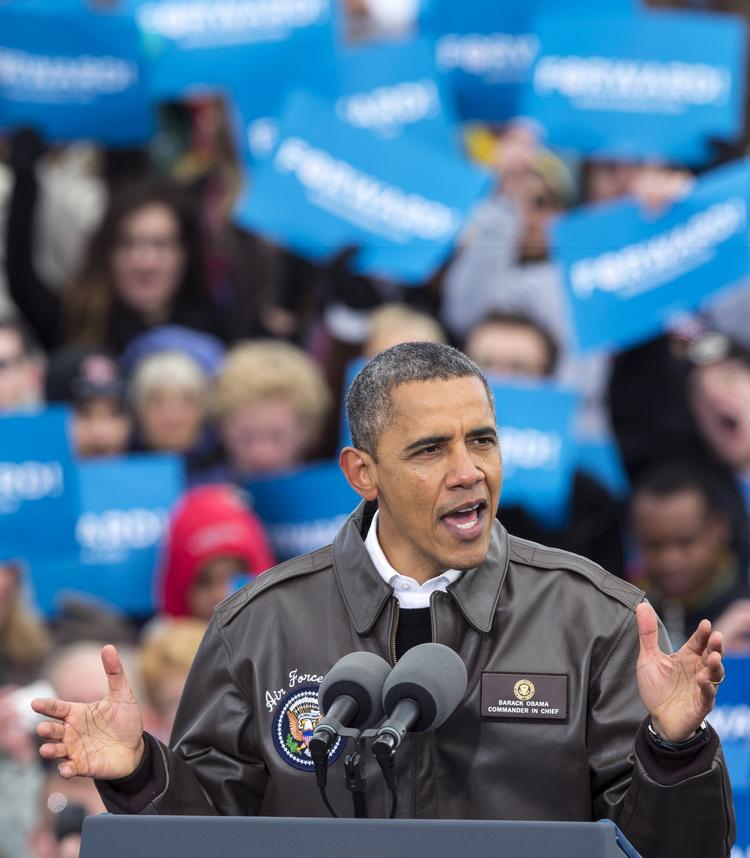 Præsident Barack Obama taler ved et vælgermøde på Austin Straubel International Airport i Green Bay, Wisconsin. En blazer er afløst af en pilotjakke i dagens anledning. 