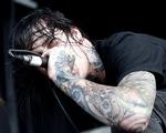 Lucker. Forsangeren i Suicide Silence er død, efter at han i aftes amerikansk tid mistede herredømmet over sin Harley Davidsen. Han og bandet spillede i sommer på Roskilde Festival. 