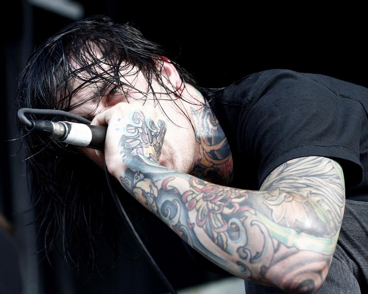 Lucker. Forsangeren i Suicide Silence er død, efter at han i aftes amerikansk tid mistede herredømmet over sin Harley Davidsen. Han og bandet spillede i sommer på Roskilde Festival. 