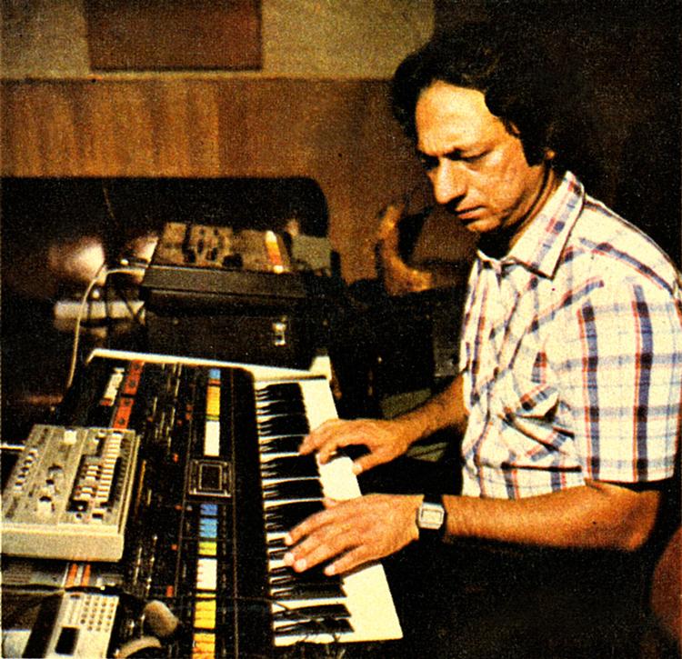 pioner. Et Jupiter-8-keyboard, en TR-808-trommemaskine og en TB-303- bassynthesizer  gav Charanjit Singh værktøjerne til at lave albummet 'Synthesizing: Ten Ragas to a  Disco Beat' i 1982, som nogle mener tog forskud på senere års acid  house-revolution . 