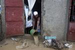 Oversvømmet. En indbygger i Port-au-Prince hælder mudder ud af sit hjem efter et besøg fra Sandy. Problemerne er kun lige begyndt for det caribiske land. 