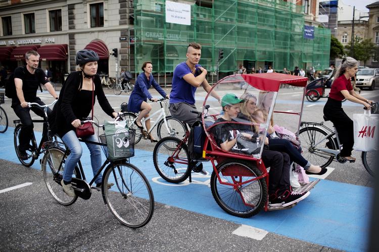 Cykelby. Vi forsøger at gøre København til en bedre cykelby, men det betyder ikke, at vi hader biler, skriver Jonas Bjørn Jensen, der er medlem af Københavns Borgerrepræsentation for Socialdemokraterne. 