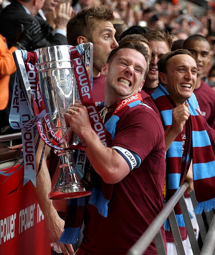 Comeback. West Ham sluttede som nummer tre i den næstbedste række i sidste sæson og måtte derfor ud i playoff for at sikre sig Premier League-status. Det skete med en finalesejr på Wembley over Blackpool, der blev besejret 2-1 - og sendte et trofæ i favnen på anfører Kevin Nolan. 