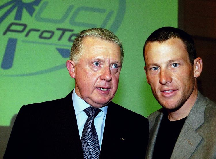 bedragerianklage. Daværende UCI-præsident Hein Verbruggen (tv) sammen med Lance Armstrong, som UCI-præsidenten nu beskyldes for at have hjulpet til at undgå dopingdomme. 