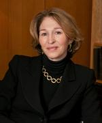 Karriere. Familien er vejen frem. Vi tror på familieværdier, og det gælder alle politiske strømninger. Det her er et samfund af pionerer. Og argumenter bygget op omkring familien har meget stærk genklang, ikke mindst i syden og i vesten. Så det er den vej, vi må gå, siger Anne-Marie Slaughter. 