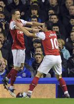 Forsoning. Trods et voldsomt slagsmål mellem Vermaelen (t.v.) og van Persie for fem år siden,  nåede de to stjerner at lære at holde af hinanden i de tre sæsoner,  de spillede sammen i Arsenal. 