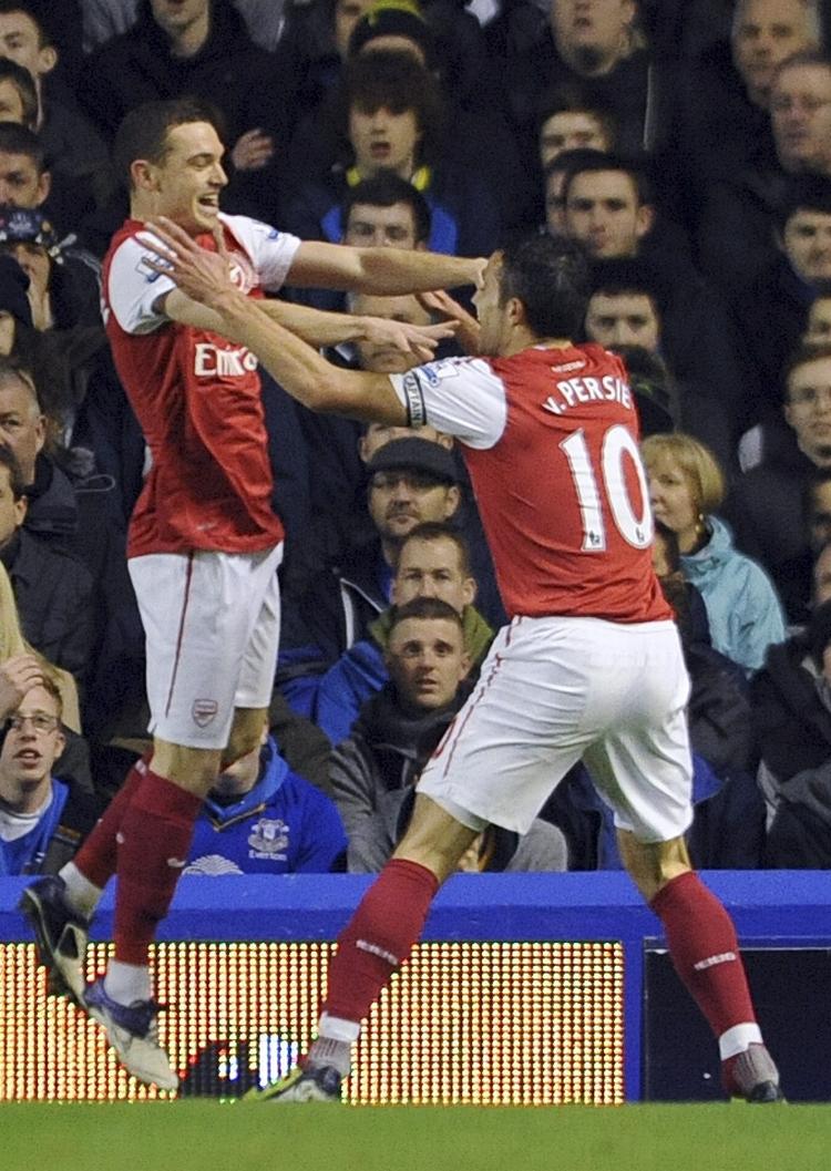 Forsoning. Trods et voldsomt slagsmål mellem Vermaelen (t.v.) og van Persie for fem år siden,  nåede de to stjerner at lære at holde af hinanden i de tre sæsoner,  de spillede sammen i Arsenal. 