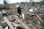 STORMSKADER. Tricia Burke ved affald, der er endt på hendes grund i New Jersey under stormen Sandy. 