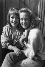 Dekærebørn. Anna Wahlgren og  Felicia Feldt på foto fra 1980'erne. I dag kommunikerer mor og datter via vred bekendelseslitteratur. 
