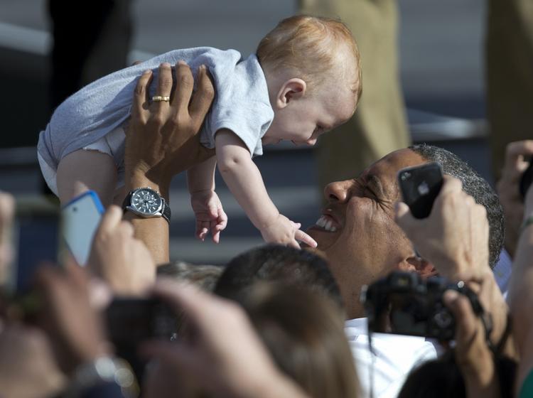 Evnen til at holde et barn er vigtig for enhver ambitiøs politiker i USA. Præsident Barack Obama er ganske ferm - her ses han under et vælgermøde i Cheyenne Sports Complex in Las Vegas, Nevada. 