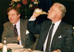 Gebyr. Konservative klager over højere skilsmissegebyr. Men gebyret blev indført i 1989 under den konservative justitsminister Hans Engell (t.v.) i Schlüters regering. På billedet nyder Schlüter en appelsinvand på det konservative landsråd i 1988. 