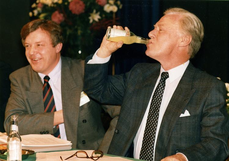 Gebyr. Konservative klager over højere skilsmissegebyr. Men gebyret blev indført i 1989 under den konservative justitsminister Hans Engell (t.v.) i Schlüters regering. På billedet nyder Schlüter en appelsinvand på det konservative landsråd i 1988. 