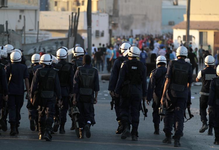 Protest. Politiet møder talstrækt frem under dagens demonstrationer i Bahrain. 