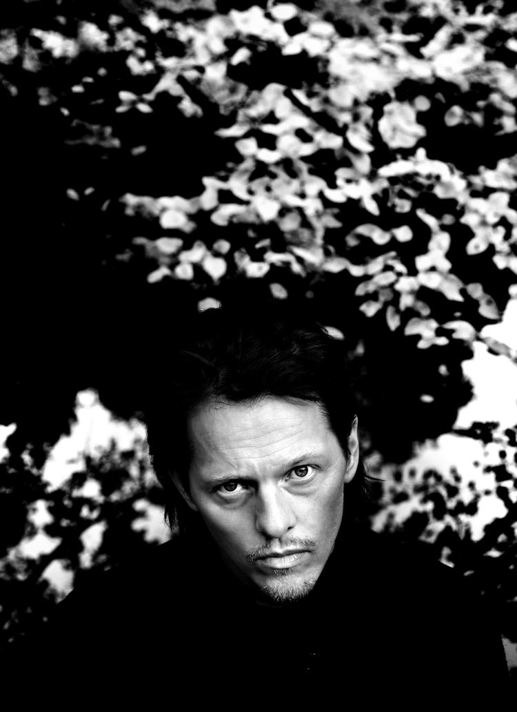 blød. I 'Keep the Lights On' spiller Thure Lindhardt den nærmest provokerende bløde Erik, der frygtelig gerne vil elskes af sin kæreste, den crackafhængige Paul. Hans mørke hår skyldes dog en rolle Neil Jordans amerikanske tv-serie 'The Borgias'. 