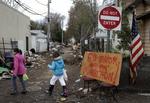 Aflys! I de ødelagte områder af Staten Island i New York har indbyggere opsat skilte med grovkornede hilsner til borgmester Bloomberg, som har insisteret på, at byens store maratonløb skal afholdes som planlagt søndag. Nu er det aflyst. 