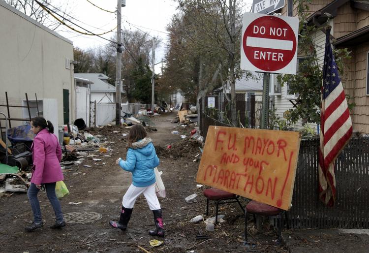 Aflys! I de ødelagte områder af Staten Island i New York har indbyggere opsat skilte med grovkornede hilsner til borgmester Bloomberg, som har insisteret på, at byens store maratonløb skal afholdes som planlagt søndag. Nu er det aflyst. 