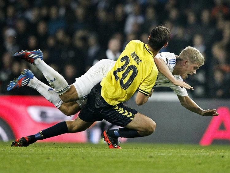 nedtur. Det går ad h... til i Brøndby. Klubben ligger sidst i Superligaen og en millionregning til spillerne i den såkaldte feriepenge-sag belaster likviditeten til det alleryderste. 