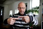 Fokus. Jo mere Rune Viberg fokuserer på at få sine pegefingre til at mødes, jo mere umuligt bliver det. Foto: Jens  Dresling 