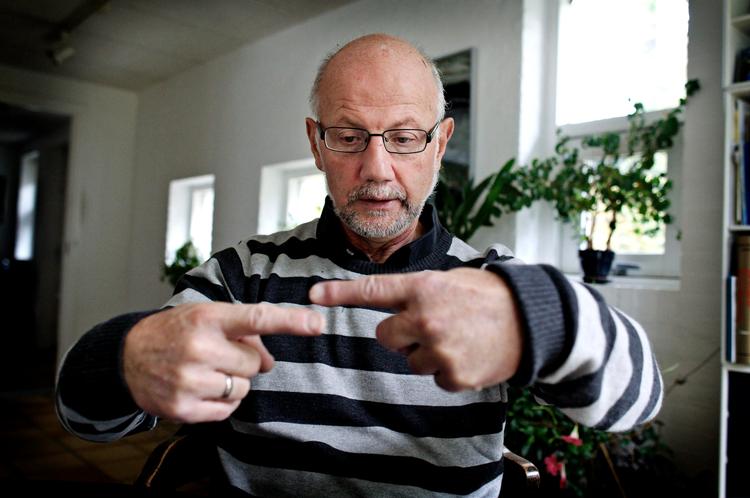 Fokus. Jo mere Rune Viberg fokuserer på at få sine pegefingre til at mødes, jo mere umuligt bliver det. Foto: Jens  Dresling 