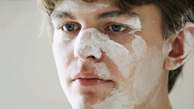 FÆDRE. Morris Widerberg, der i denne scene er ved at male en væg, har – heldigvis – gennemskuet sin fars filmprojekt. 