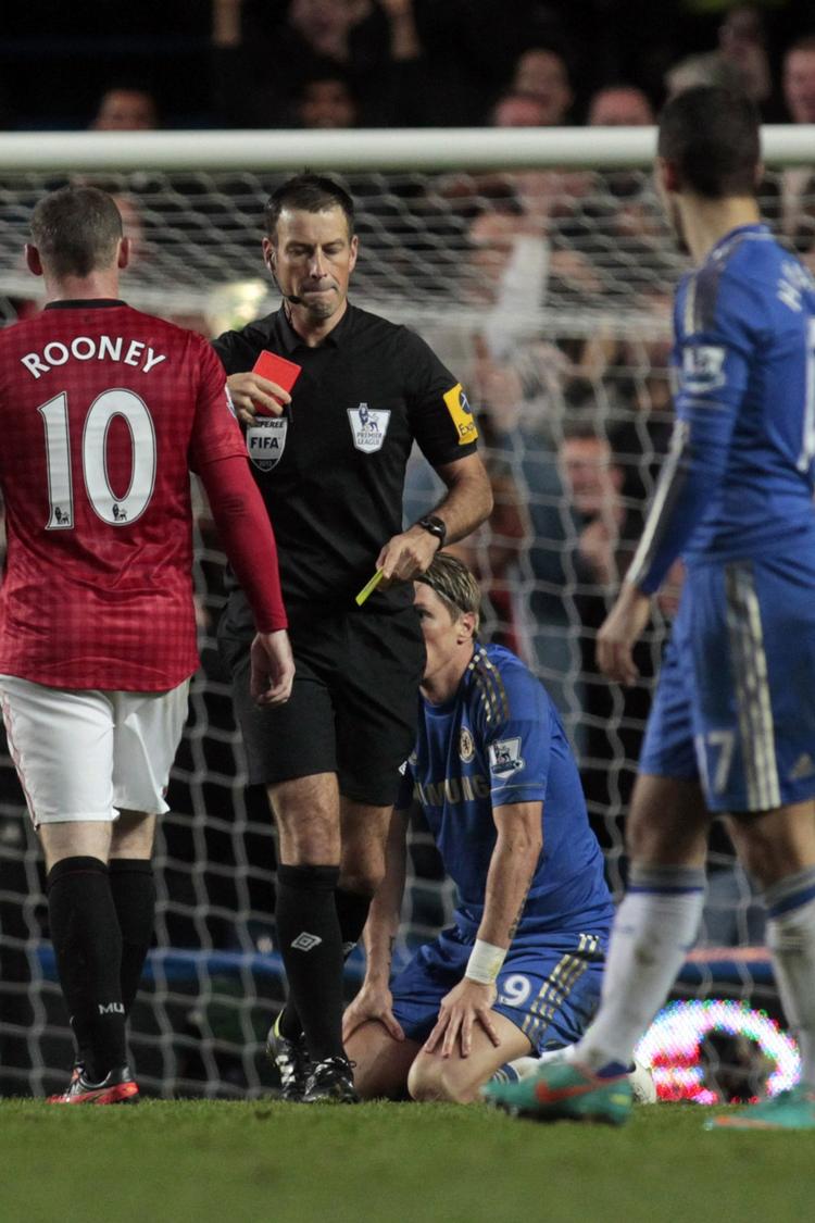 udskældt. Kritikken af og anklagerne mod Mark Clattenburg er blevet for meget, mener hans kolleger. 
